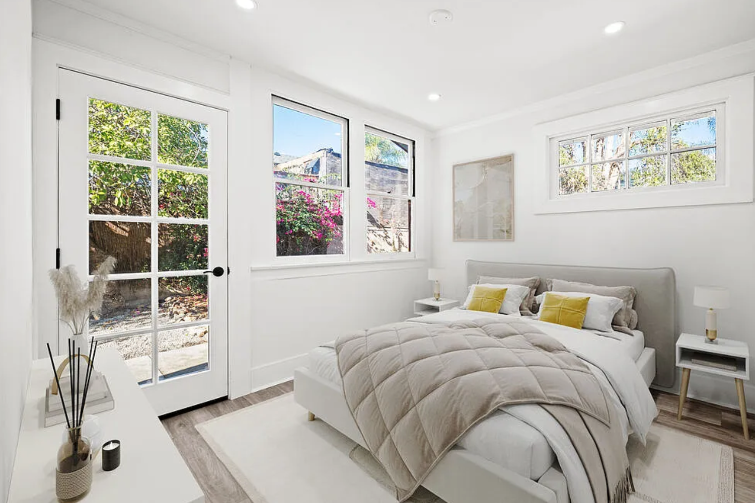 12 354 N Avenue 57 in Highland Park staged room