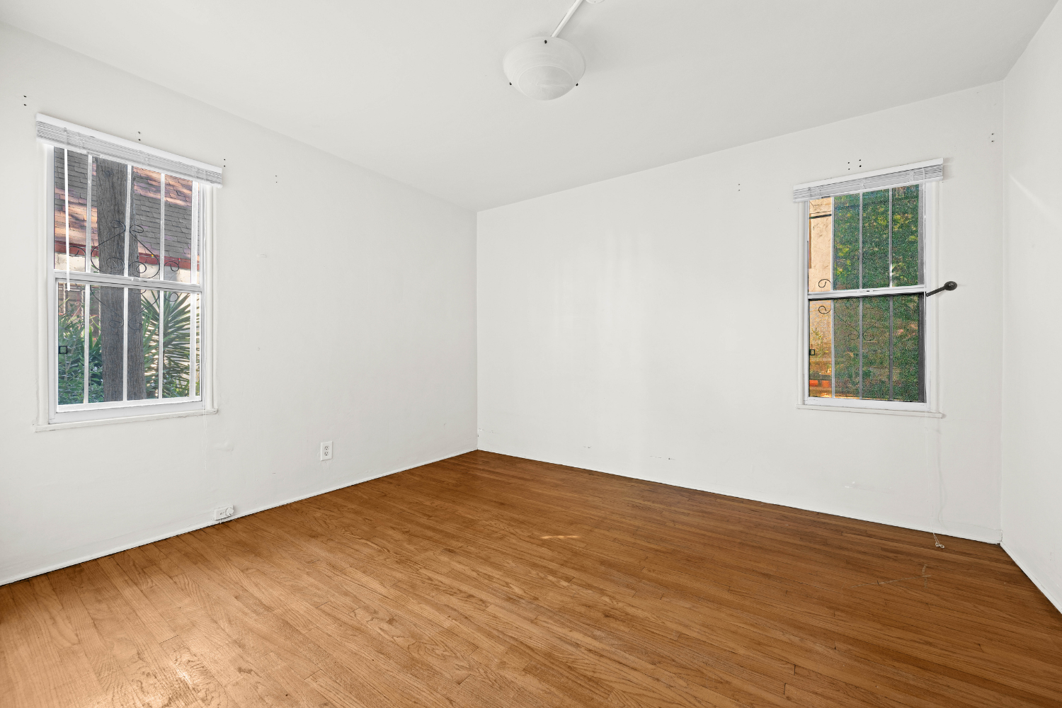 13 2106 Valentine St bedroom