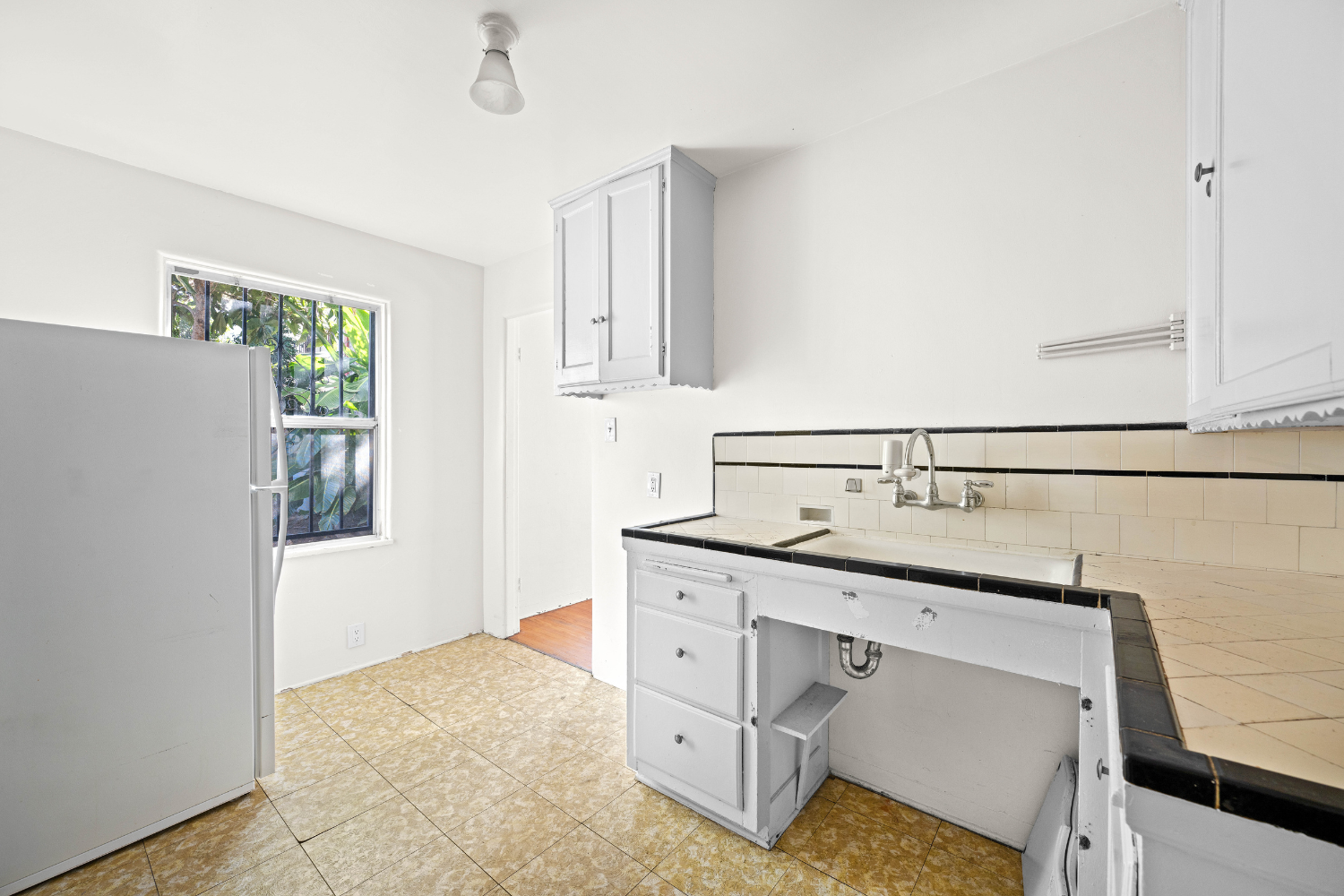 14 2106 Valentine St kitchen