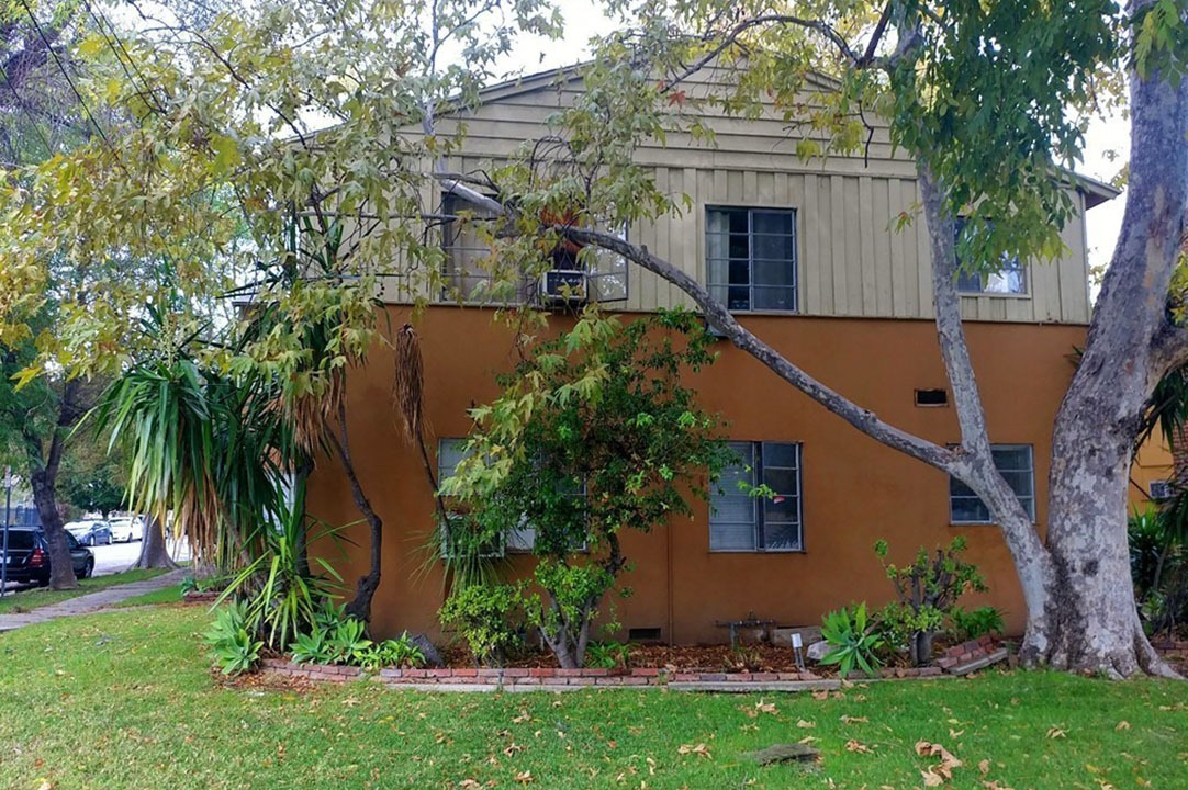 1082