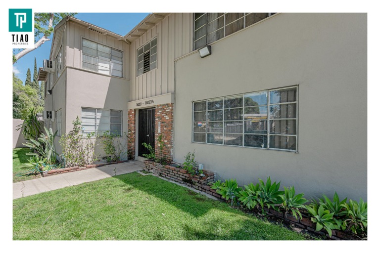 Front door of 16021 Victory Blvd