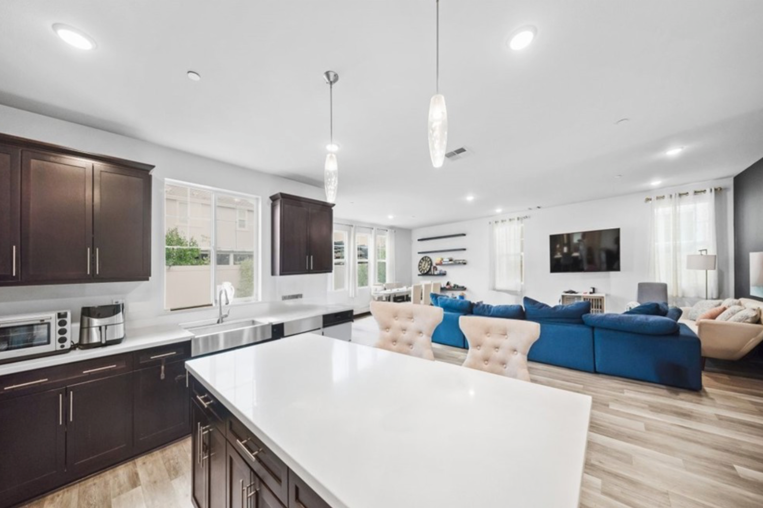 2 16075 Cook Ln, North Hills, CA