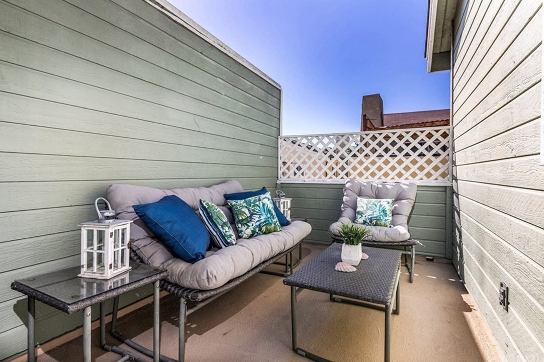 1082