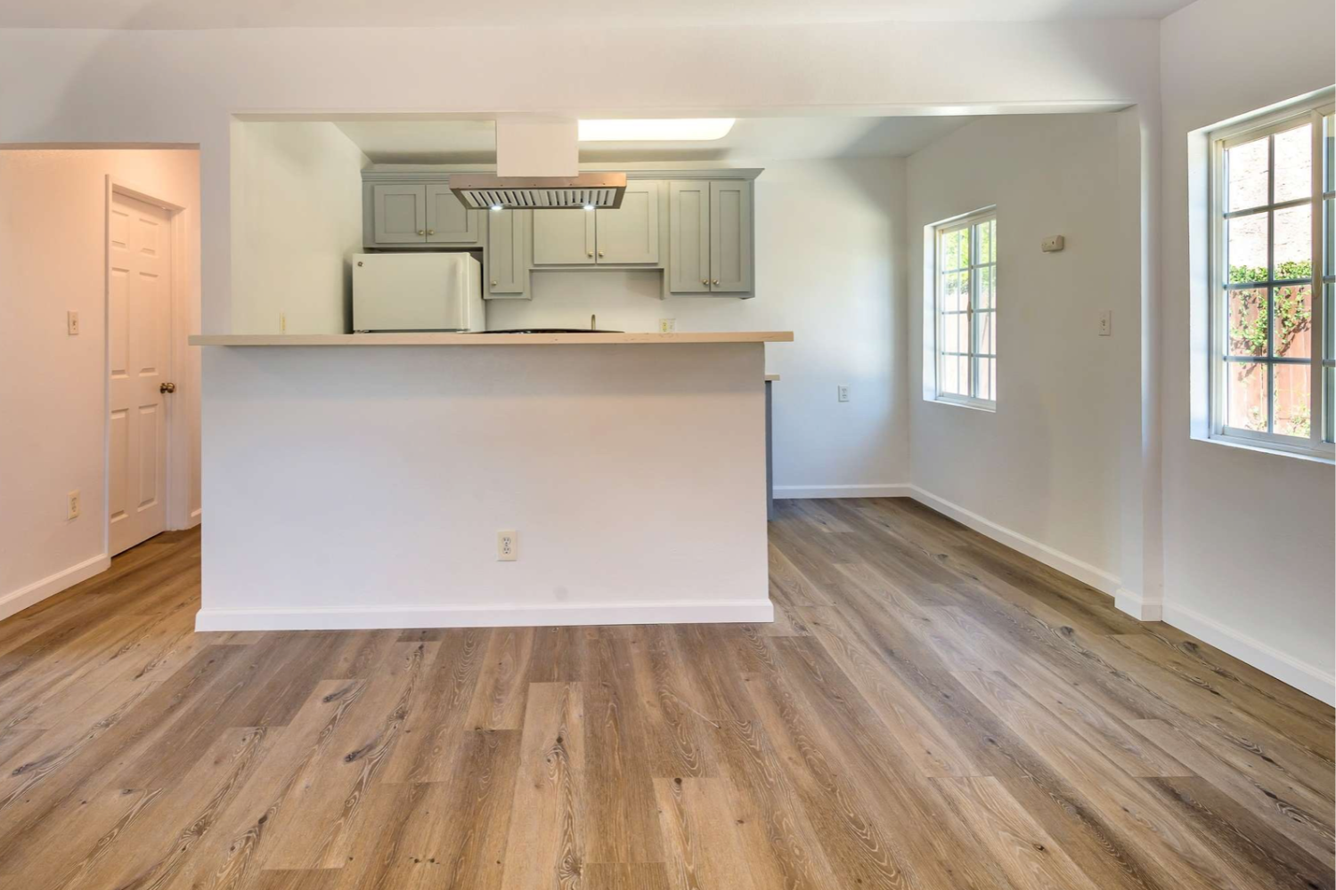 3 3317 E 8th St. living room and kitchen