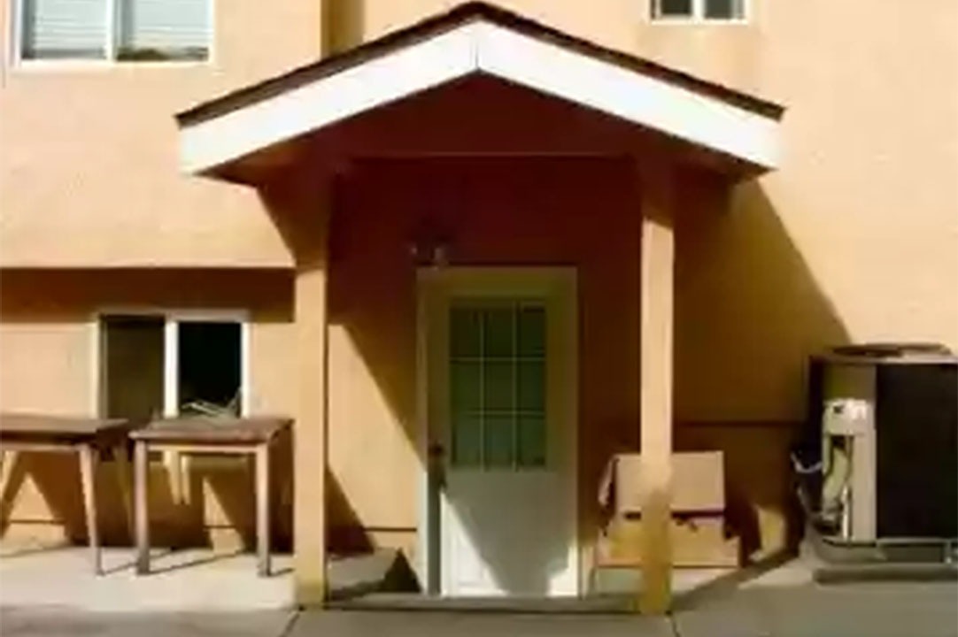 1082