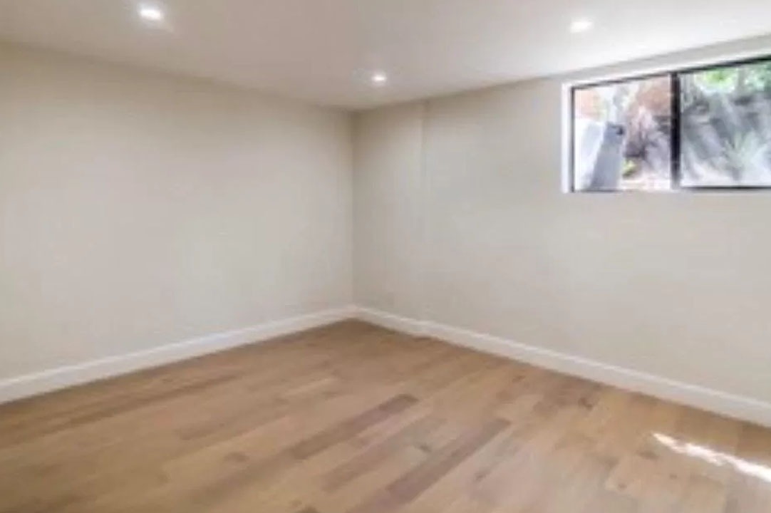 1082