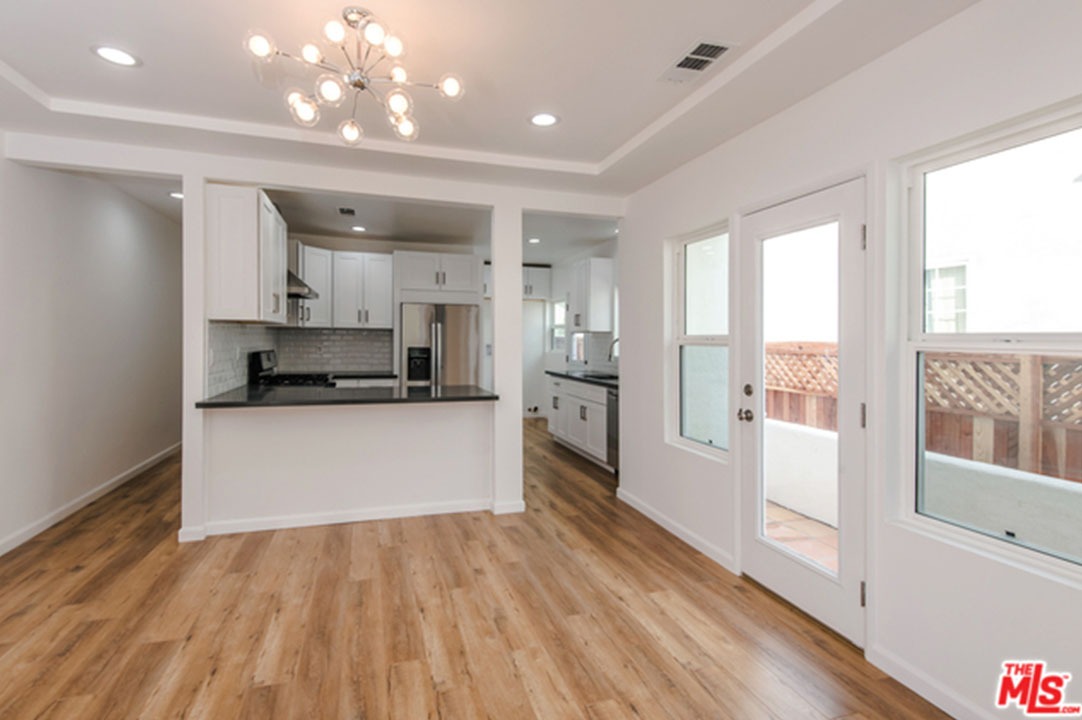1082