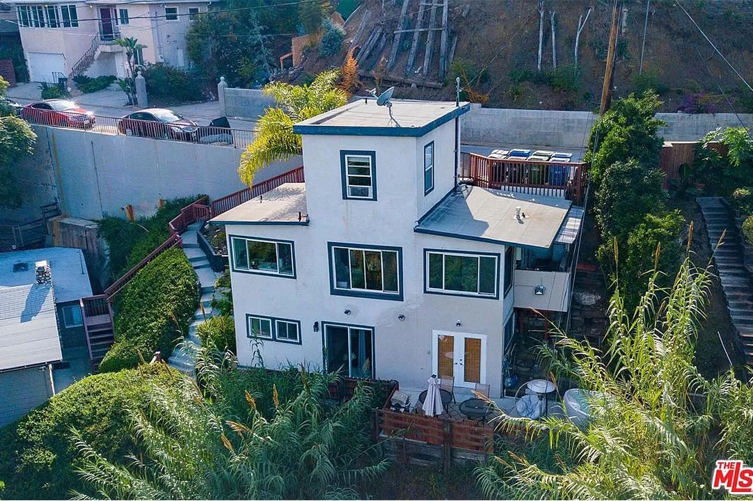 1082