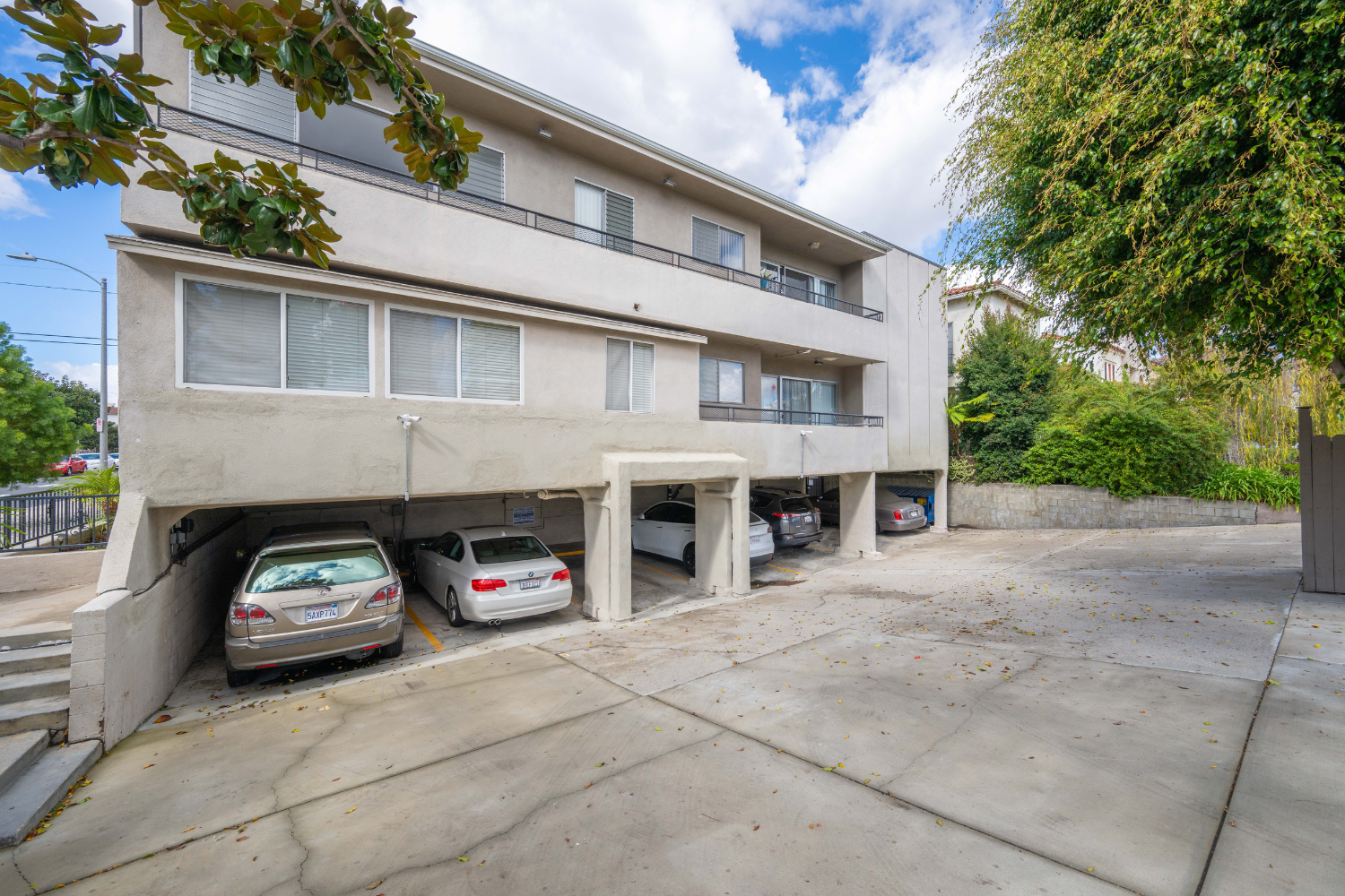 8635 Cashio St parking