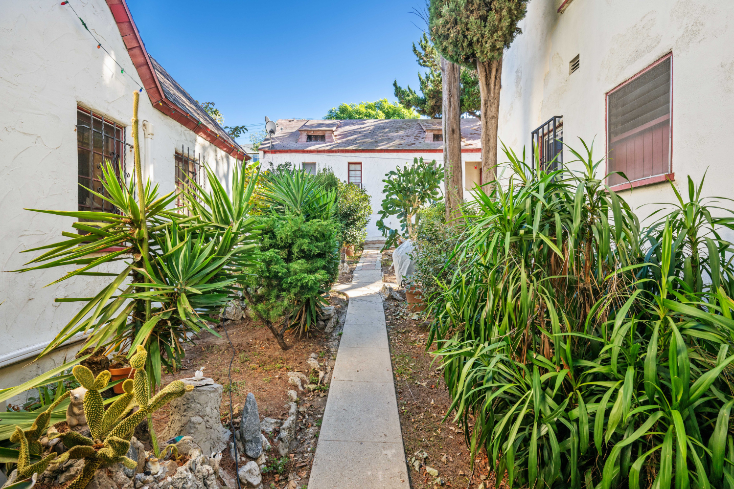8 2106 Valentine St walkway