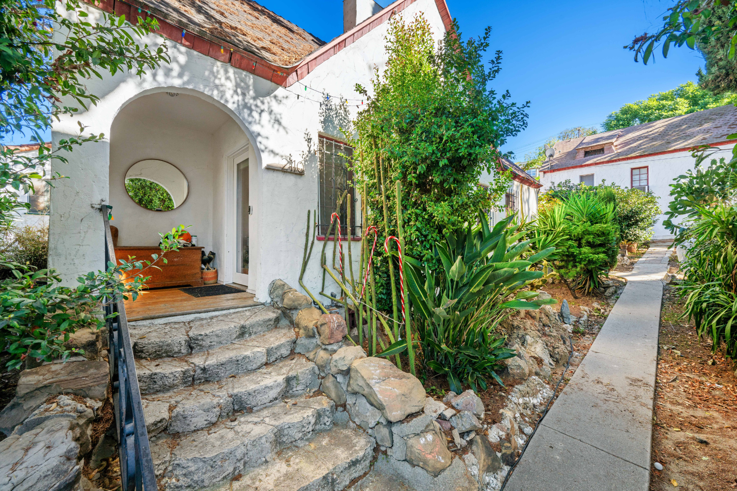 9 2106 Valentine St front door
