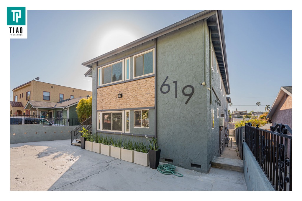Front View - 619 N La Fayette Park Place Los Angeles