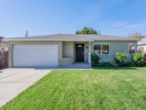 Front of single family home in quiet suburb