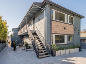 2-story multifamily home from the 50s
